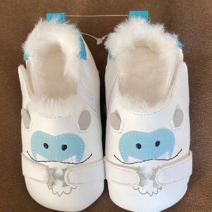 NWOT Ro & Me Baby Yeti crib shoes